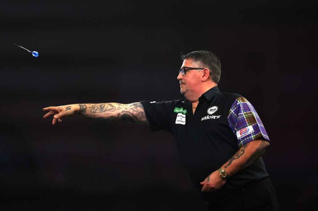 Gary Anderson beim Duell der beiden Giganten. - Foto: Steven Paston/PA Wire/dpa