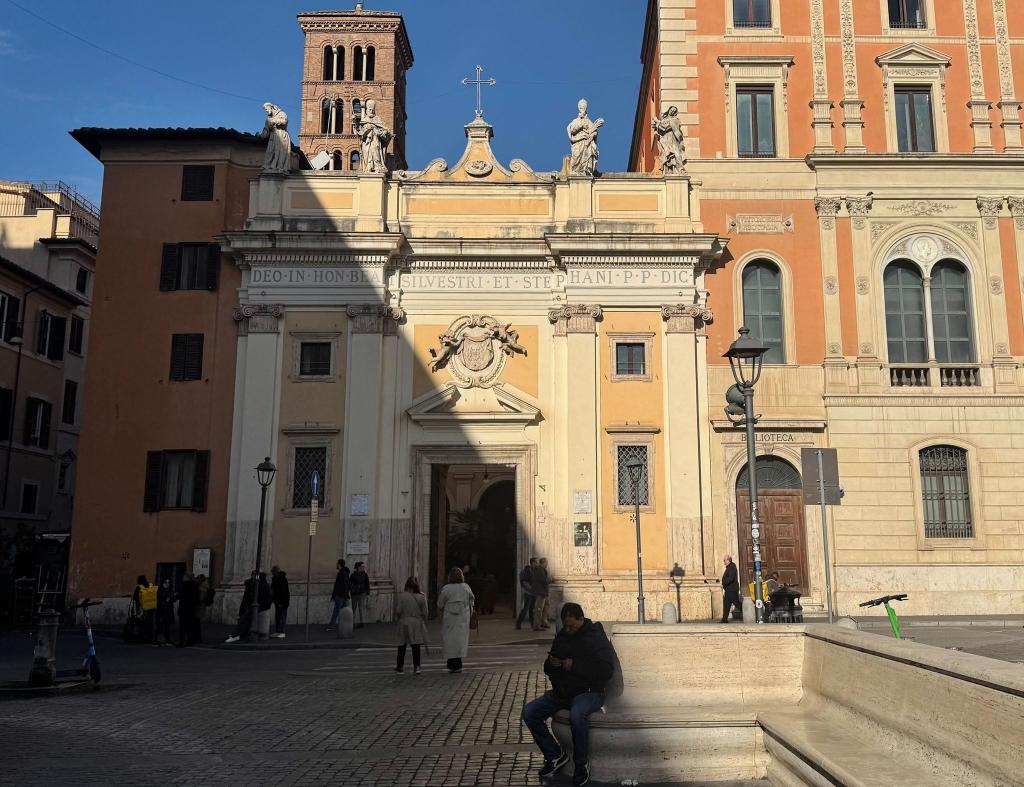 An der Kirche San Silvestro in Capite mitten im Rom gehen jeden Tag Tausende Touristen vorbei. (Archivbild) - Foto: Christoph Sator/dpa