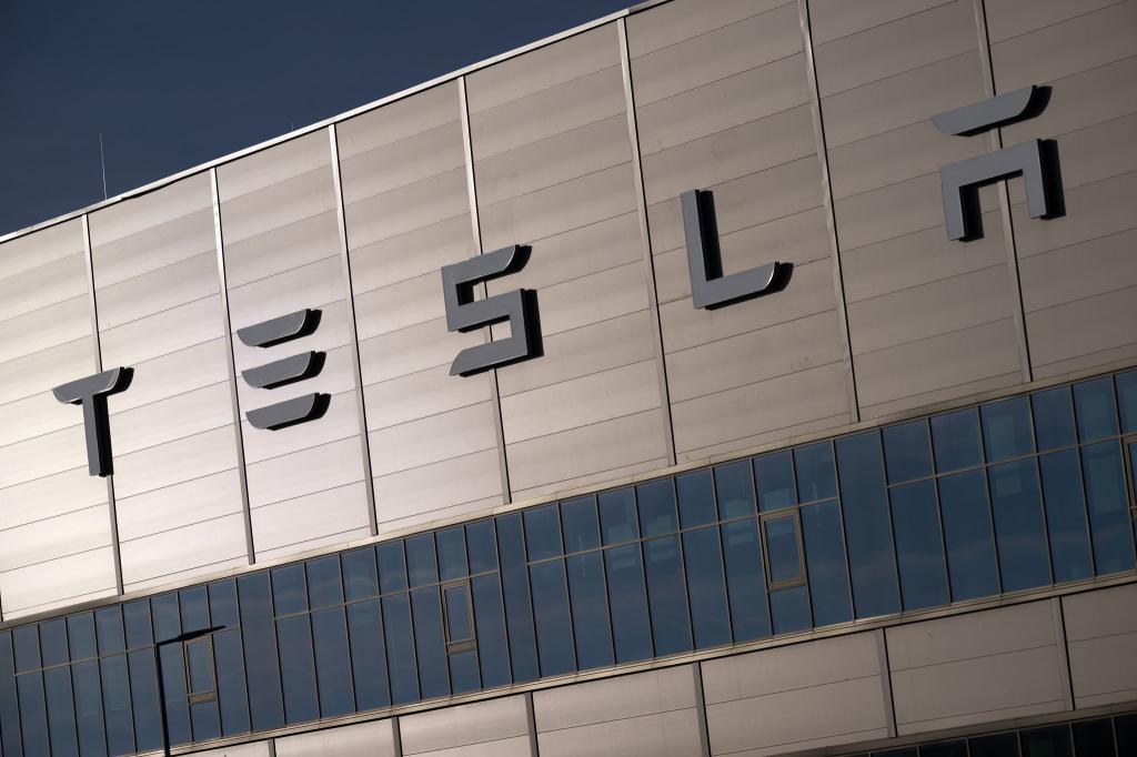 Der Werksleiter der Tesla-Fabrik in Grünheide, André Thierig, zeigt sich zuversichtlich für das Jahr 2026. (Archivbild) - Foto: Sebastian Gollnow/dpa