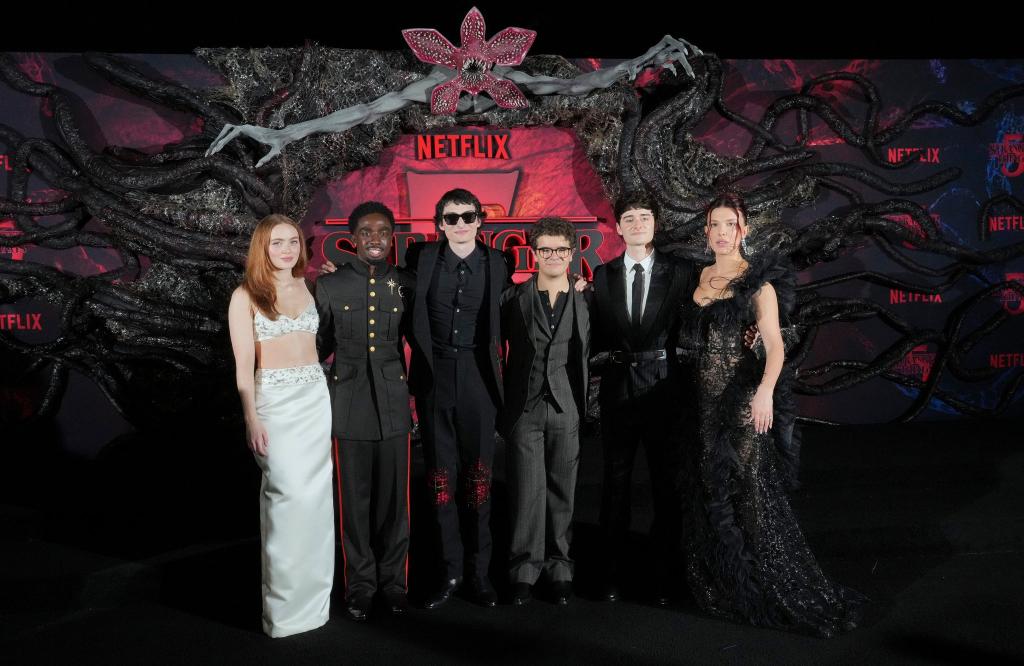 Stars der Serie «Stranger Things»: Sadie Sink, Caleb McLaughlin, Finn Wolfhard, Gaten Matarazzo, Noah Schnapp und Millie Bobby Brown im November in Los Angeles (von links nach rechts). (Archivbild) - Foto: Jordan Strauss/Invision/AP/dpa