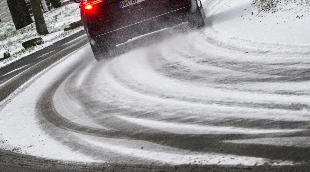 Regional fiel heute bereits Schnee - so in Berlin. - Foto: Jens Kalaene/dpa