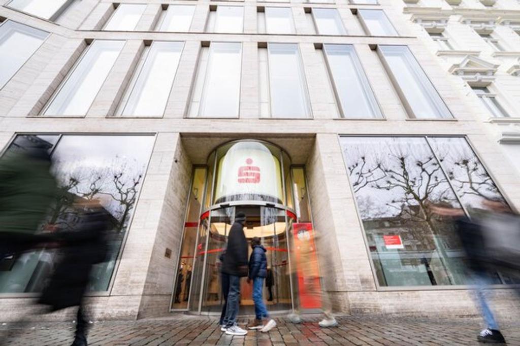 Die betroffene Sparkasse Köln/Bonn bestätigte den Vorfall. - Foto: Benjamin Westhoff/dpa