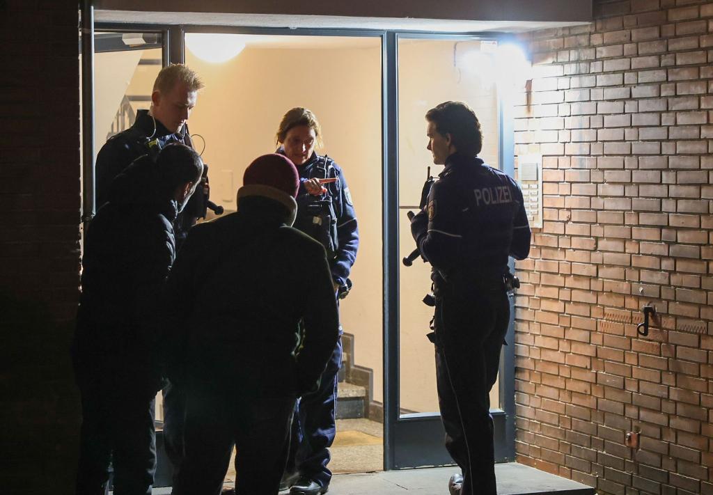 Die Polizei nahm den tatverdächtigen Jugendlichen noch vor Ort fest. - Foto: BlaulichtRheinlandNRW/dpa