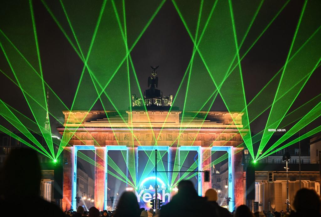Berlin feiert in Farben: Spektakuläre Lasershow bei „Yeah 26“ am Brandenburger Tor am Silvesterabend. - Foto: Britta Pedersen/dpa