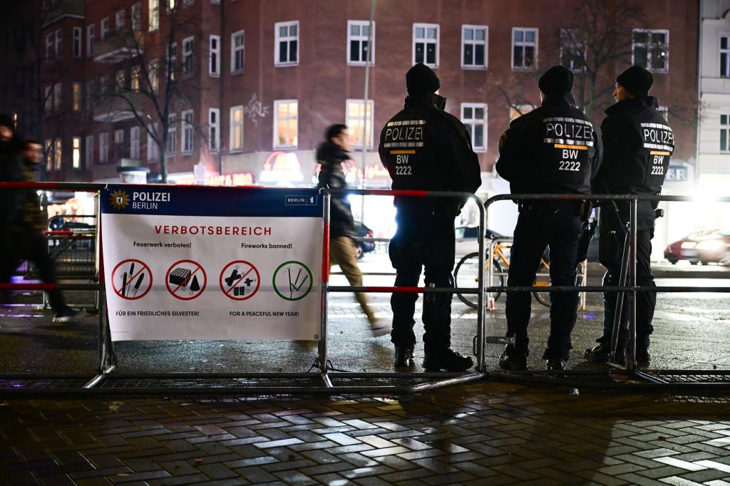 Die Berliner Polizei nimmt schon vor Mitternacht mehr als 100 Menschen fest. - Foto: Sebastian Christoph Gollnow/dpa