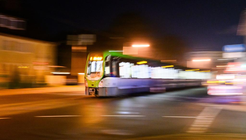 Der Preis fürs Deutschlandticket steigt. (Archivbild) - Foto: Julian Stratenschulte/dpa