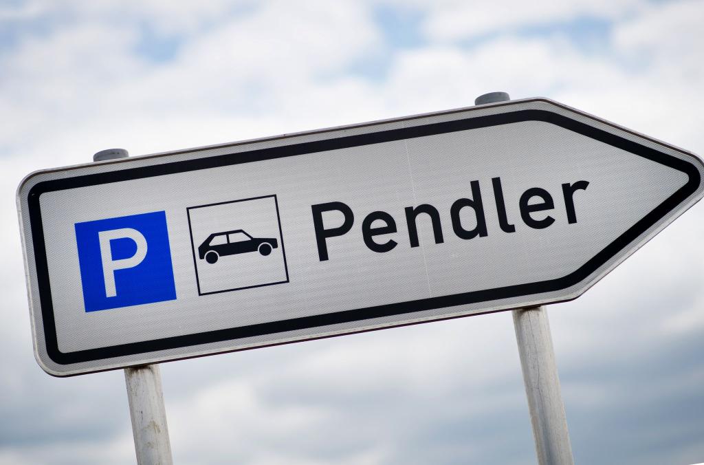 Mit der Pendlerpauschale kann man Kosten für die Fahrt zur Arbeit steuerlich geltend machen. (Illustration) - Foto: David-Wolfgang Ebener/dpa