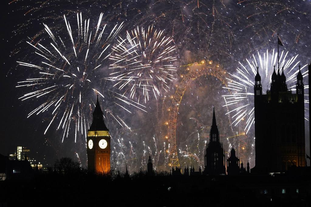 Silvester in London: Feuerwerk im Zentrum begrüßt das neue Jahr - Foto: Alberto Pezzali/AP/dpa