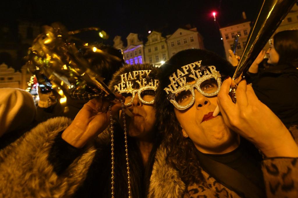 Feierlaune in Prag: Menschen begrüßen das neue Jahr in festlicher Stimmung - Foto: Šulová Kateøina/CTK/dpa