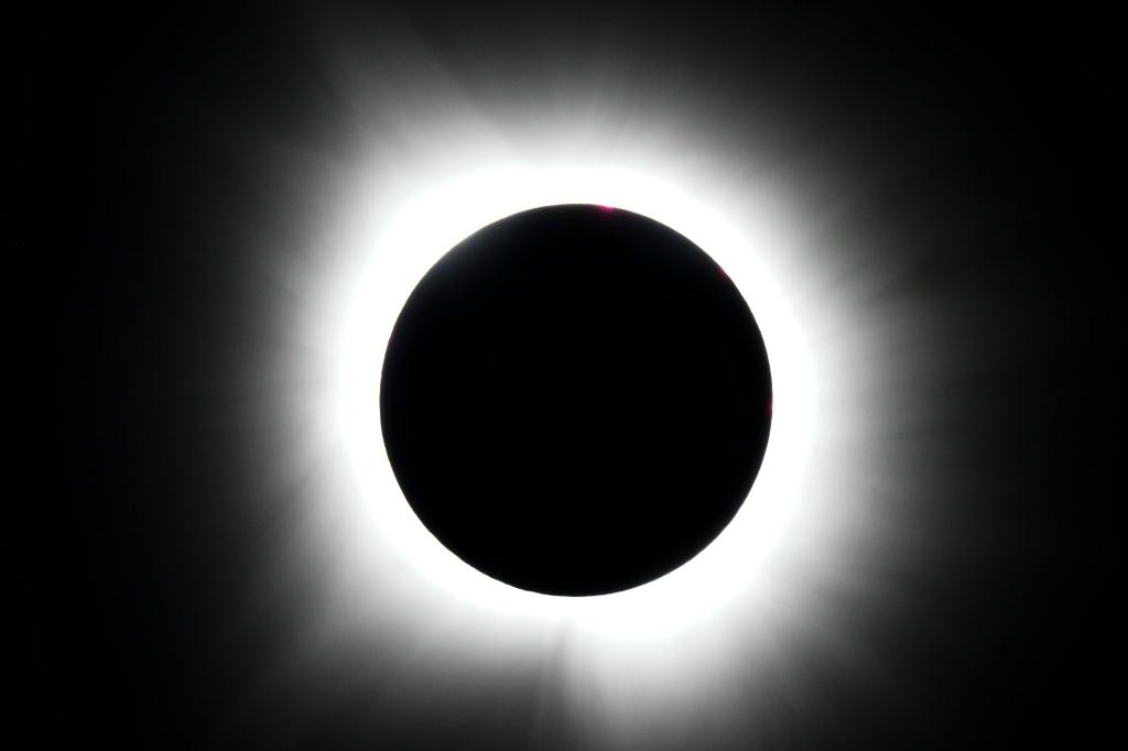 Eine totale Sonnenfinsternis ist ein beeindruckendes Schauspiel. (Illustration) - Foto: Julio Cortez/AP/dpa