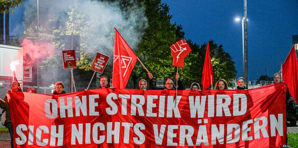 Viele Menschen haben Sorge um ihren Arbeitsplatz wie hier Beschäftigte beim Zulieferer Bosch, der Tausende Arbeitsplätze streichen will (Archivbild) - Foto: Jason Tschepljakow/dpa