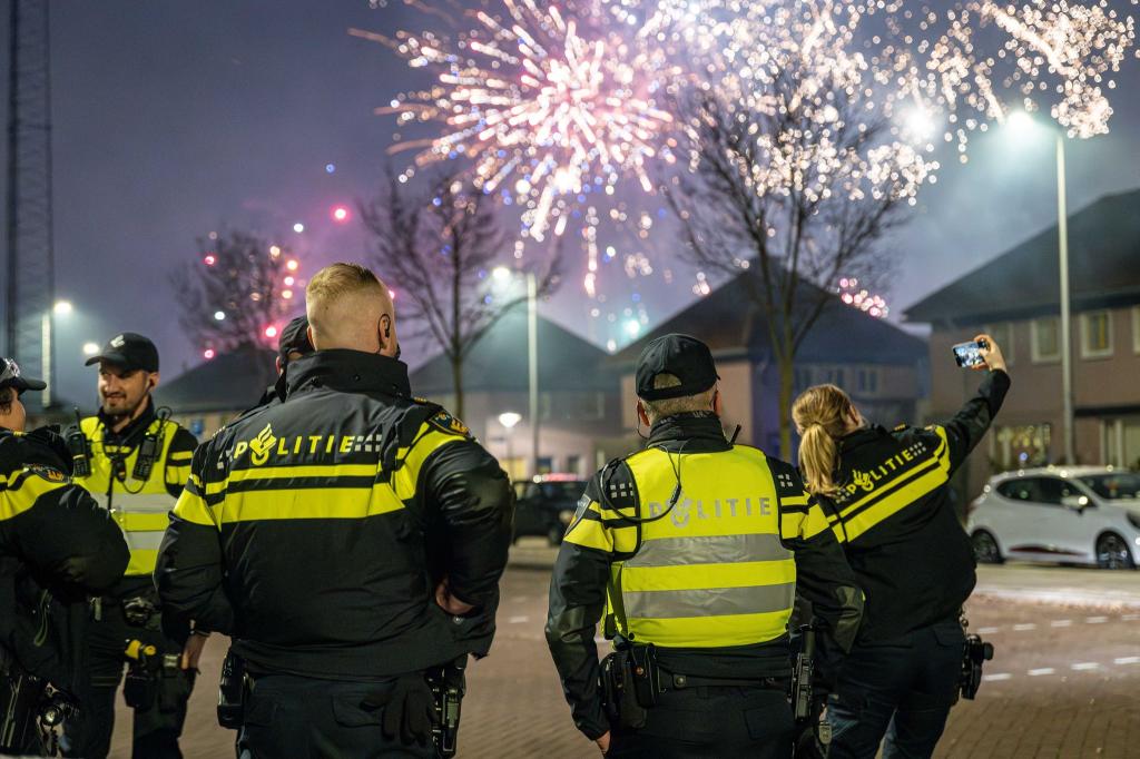In einigen niederländischen Städten wurde die Polizei mit Böllern beworfen. - Foto: Laurens Niezen/ANP/dpa