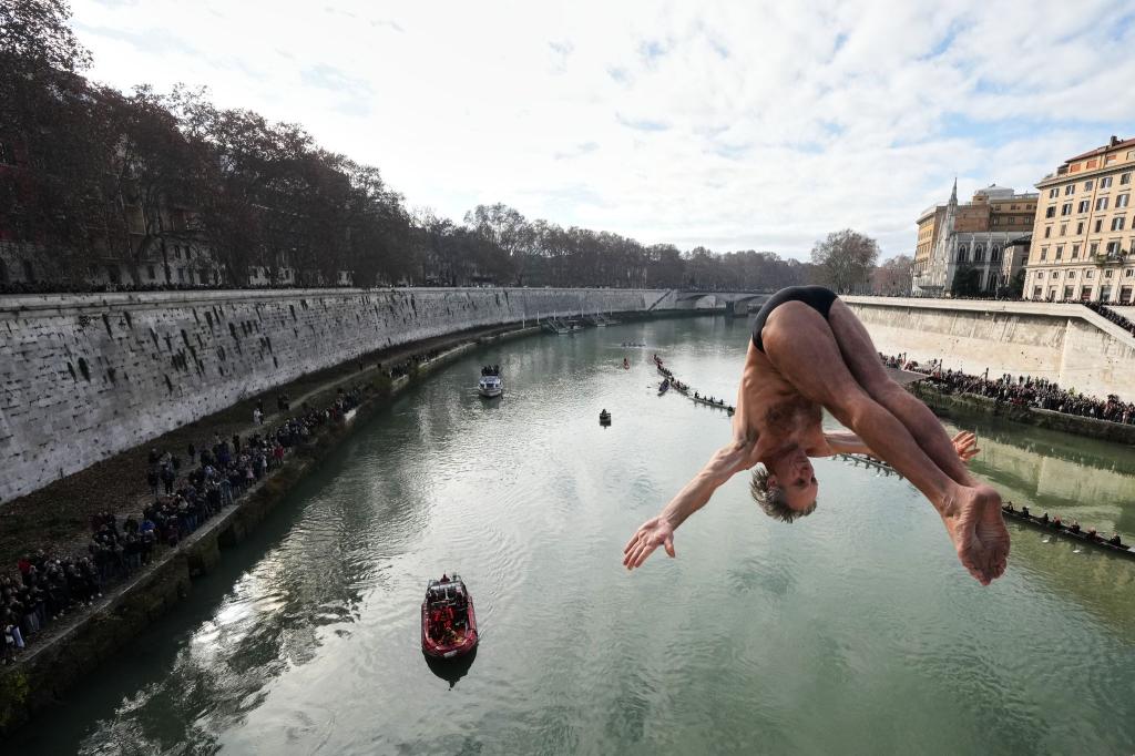 Wie jedes Jahr verfolgten zahlreiche Schaulustige das traditionelle Neujahrsspektakel vom Wasser in Ruderbooten oder vom Ufer aus. - Foto: Andrew Medichini/AP/dpa
