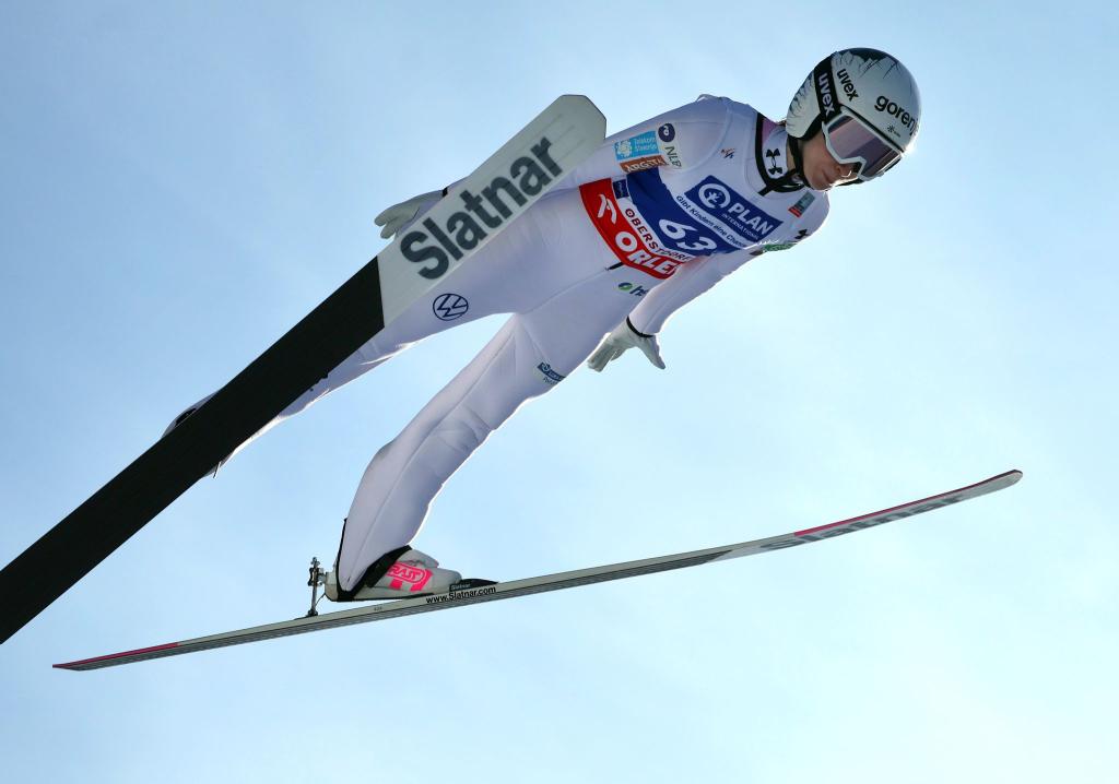 Nika Prevc springt in Oberstdorf. - Foto: Karl-Josef Hildenbrand/dpa