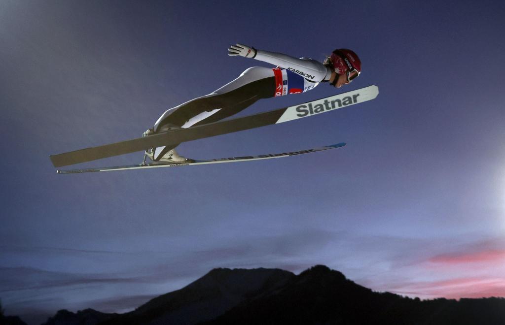 Abigail Strate aus Kanada springt bei der Two-Nights-Tour in Oberstdorf. - Foto: Karl-Josef Hildenbrand/dpa