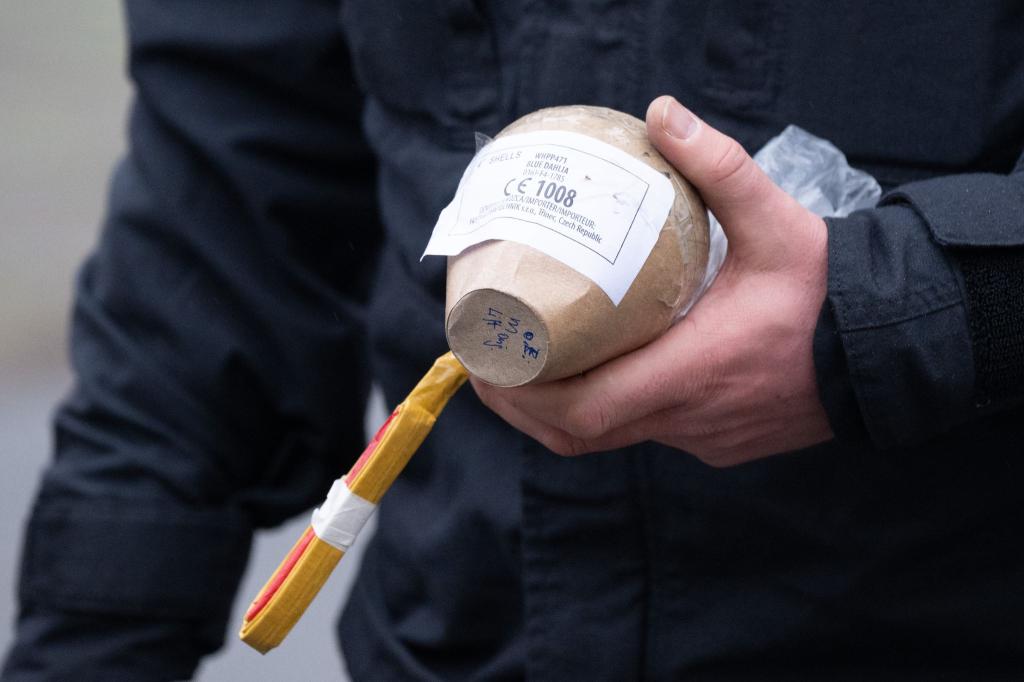 Im Fall eines schwerstverletzten Kindes in Berlin wird vermutet, dass eine illegale Kugelbombe im Spiel gewesen sein könnte. (Archivbild) - Foto: Sebastian Kahnert/dpa