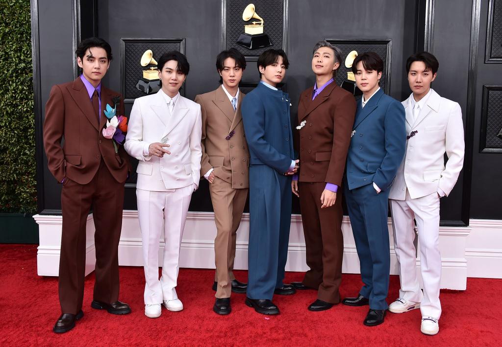 Ein Foto vor ihrem Comeback: BTS bei den Grammy Awards 2022. (Archivbild) - Foto: Jordan Strauss/Invision/AP/dpa