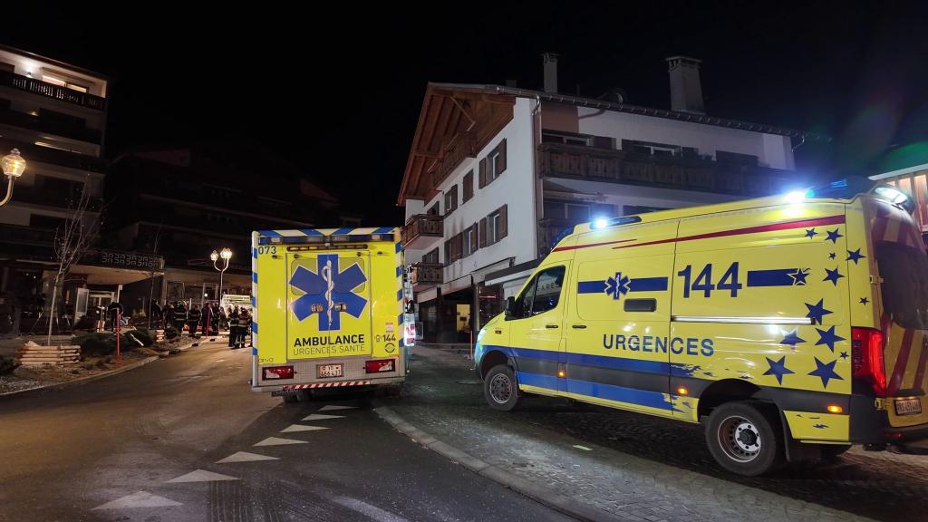 Viele Verletzte wurden in der Silvesternacht in Crans-Montana mit Rettungswagen in Kliniken gebracht. - Foto: Kantonspolizei Wallis/dpa