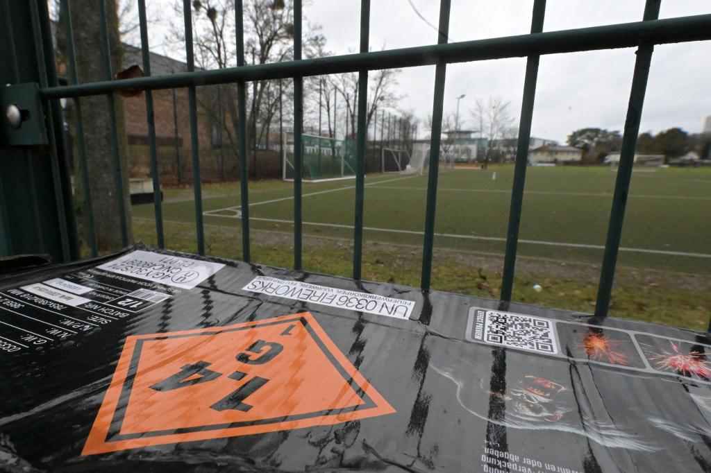 Ein zwölfjähriger Junge ist in Potsdam auf einem Sportplatz vermutlich durch einen Kugelbomben-Blindgänger schwer verletzt worden. - Foto: Michael Bahlo/dpa