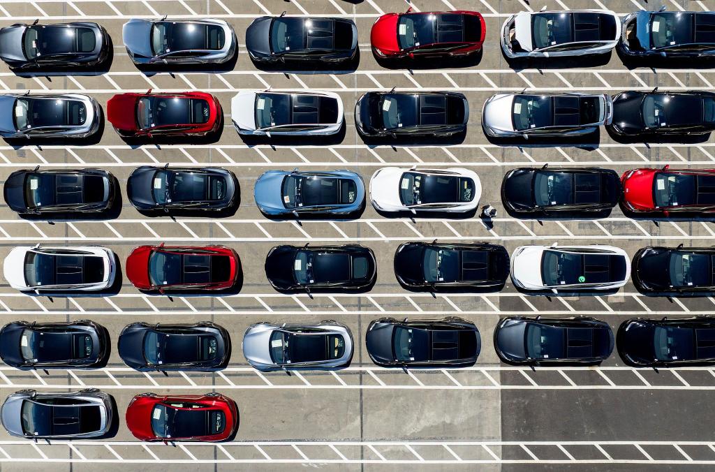 Die Tesla-Auslieferungen gingen im zweiten Jahr in Folge zurück. (Archivbild) - Foto: Noah Berger/FR34727 AP/dpa