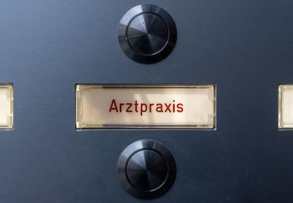 Hausarzt oder Facharzt? Das ist hier die Frage. (Archivbild) - Foto: Peter Kneffel/dpa
