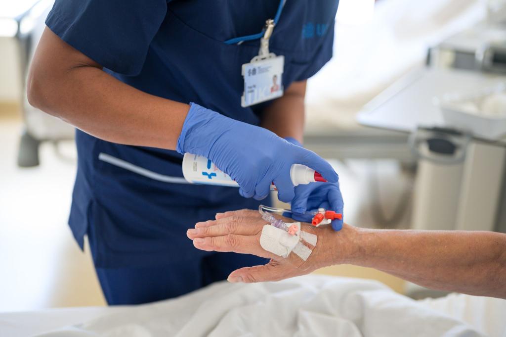 Auch ausländische Frauen arbeiten in Deutschland häufig in Engpassberufen. (Archivbild) - Foto: Oliver Dietze/dpa