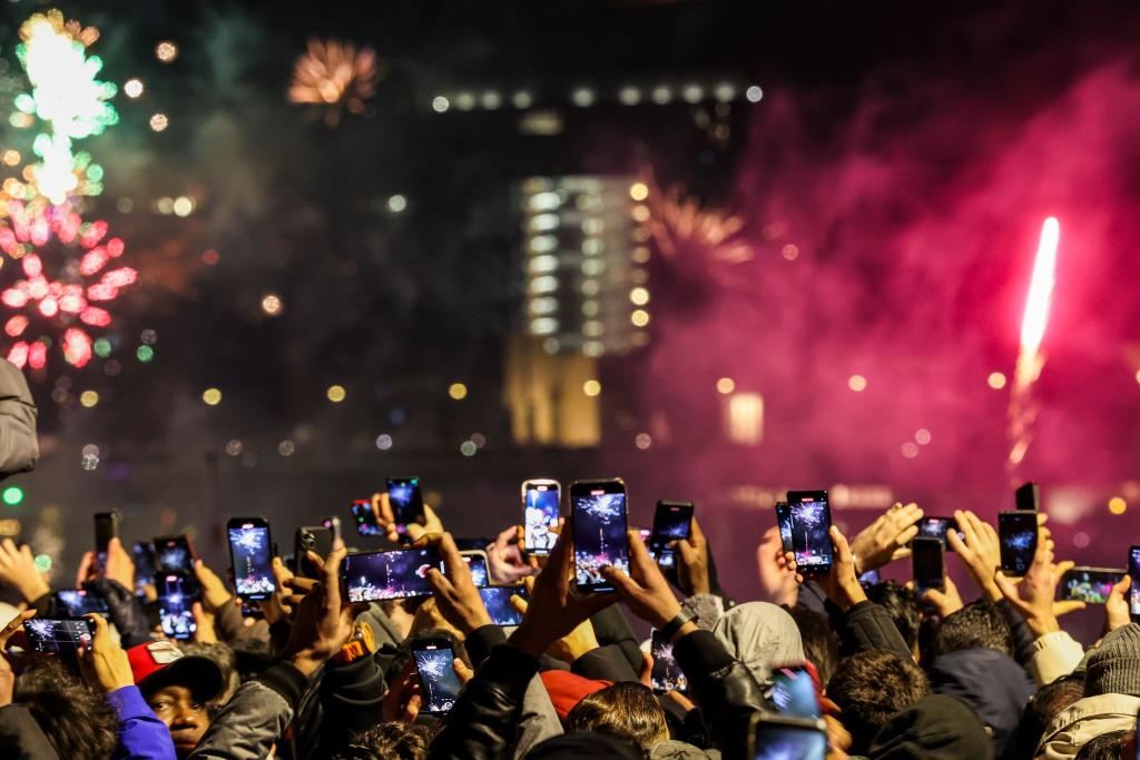 Fotos, Videos, Anrufe: In der Silvesternacht wurde so viel Datenvolumen genutzt wie nie zuvor. - Foto: Christoph Reichwein/dpa