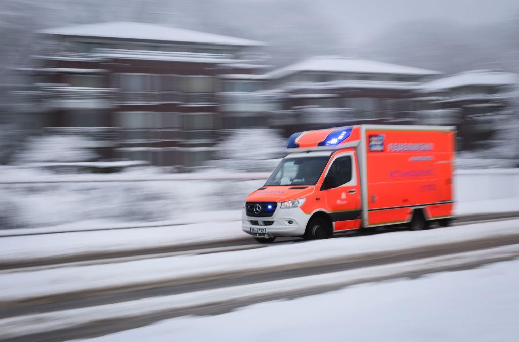 Schnee, Glätte und Kälte - der Wintereinbruch hat vielerorts in Deutschland den Verkehr behindert und Reisepläne durchkreuzt - Foto: Christian Charisius/dpa
