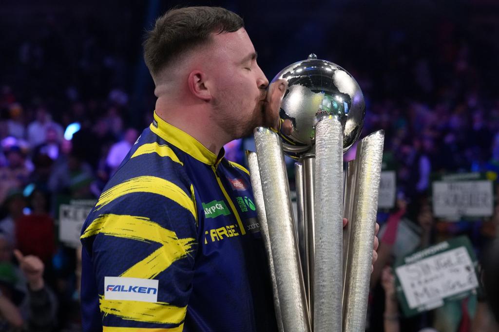 Luke Littler feiert den WM-Titel. - Foto: Dave Shopland/AP/dpa
