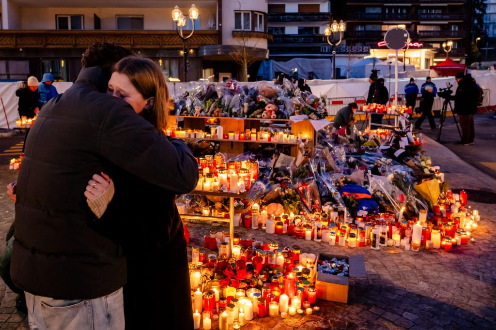 Am kommenden Freitag soll es in Crans-Montana eine Gedenkfeier zu Ehren der Opfer geben. - Foto: Jean-Christophe Bott/KEYSTONE/dpa