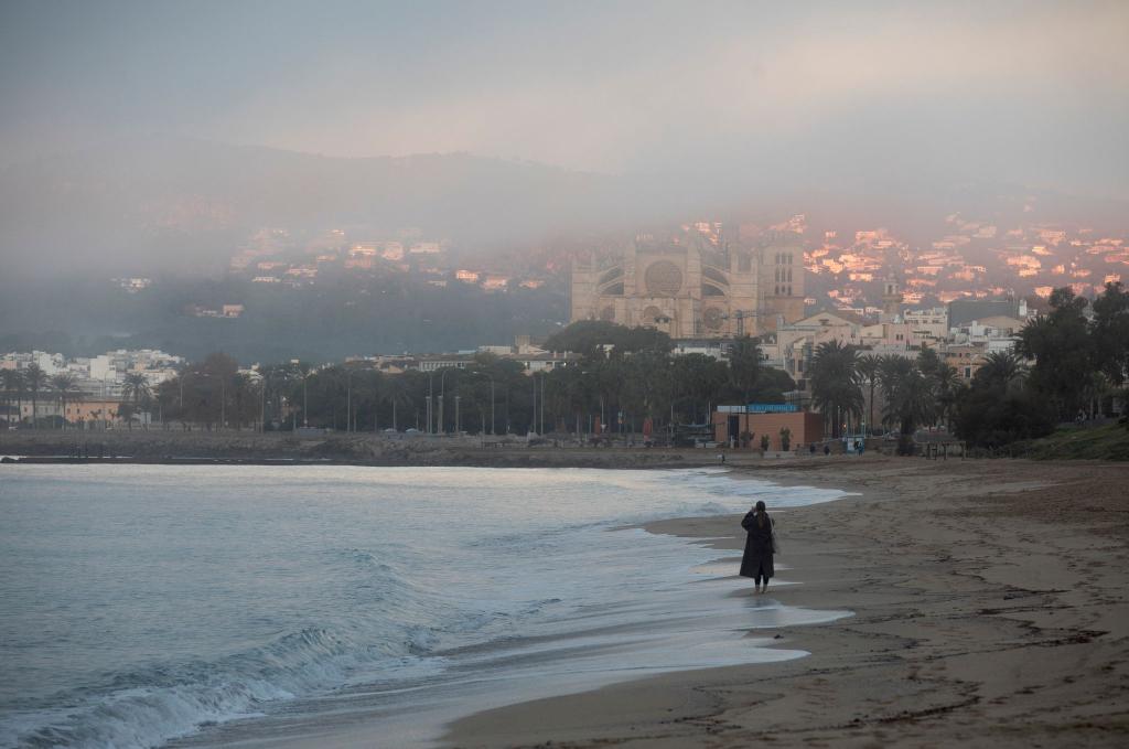 Wie wärs mal mit Urlaub an einem ruhigen, ereignislosen Ort? (Symbolbild) - Foto: Clara Margais/dpa