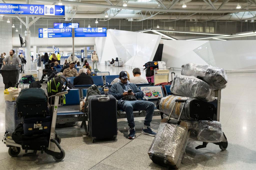 Am Flughafen Athen und anderen Airports Griechenlands müssen Reisende warten. (Archivbild) - Foto: Socrates Baltagiannis/dpa