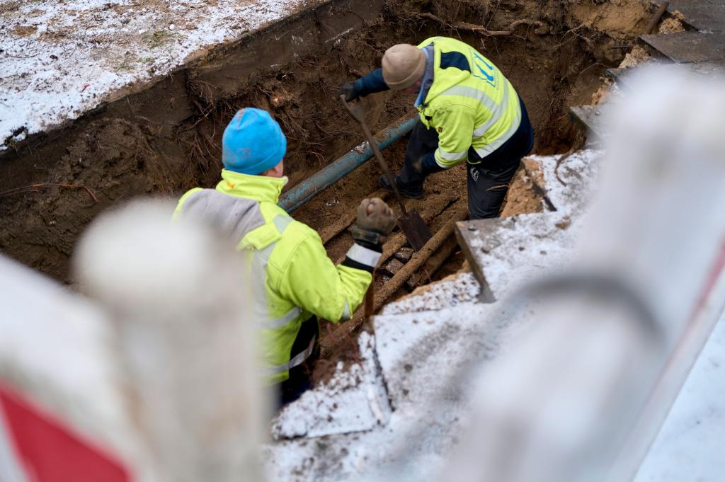 Mit Ersatzleitungen konnten einige Haushalte wieder ans Stromnetz angeschlossen werden, rund 35.000 müssen aber wohl bis Donnerstag Geduld haben. - Foto: Michael Ukas/dpa