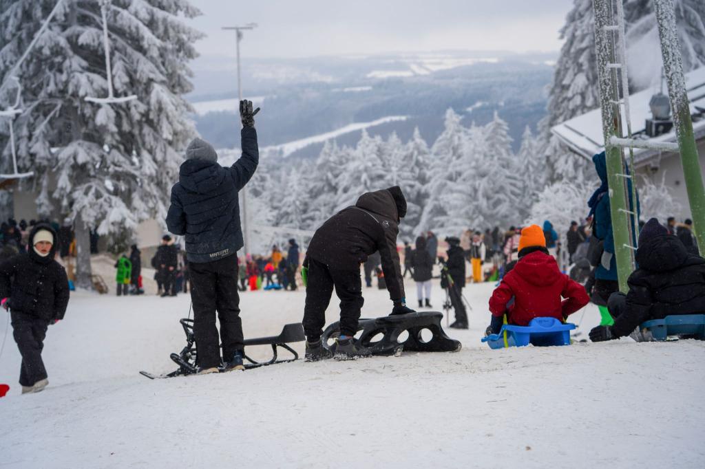 Wintersportler wie hier auf der Wasserkuppe in Hessen können sich freuen - es bleibt vorerst winterlich kalt in Deutschland. - Foto: Andreas Arnold/dpa