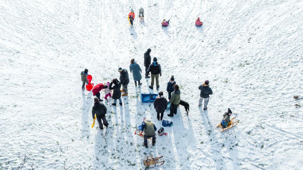 Der Schnee sorgte für Rodelvergnügen. - Foto: Frank Hammerschmidt/dpa