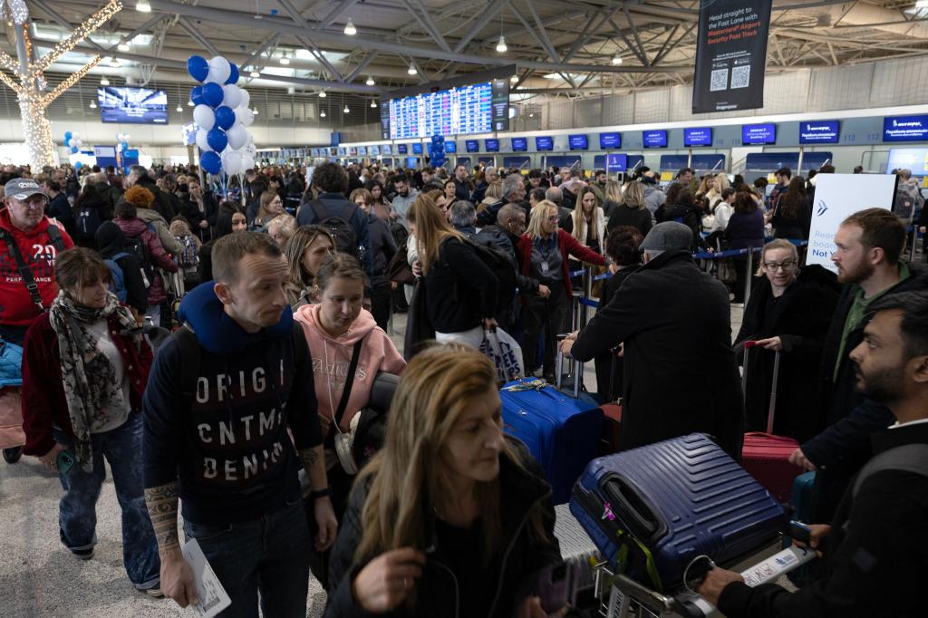 Wegen technischer Panne: Chaos an sämtlichen griechischen Flughäfen. - Foto: Yorgos Karahalis/AP/dpa