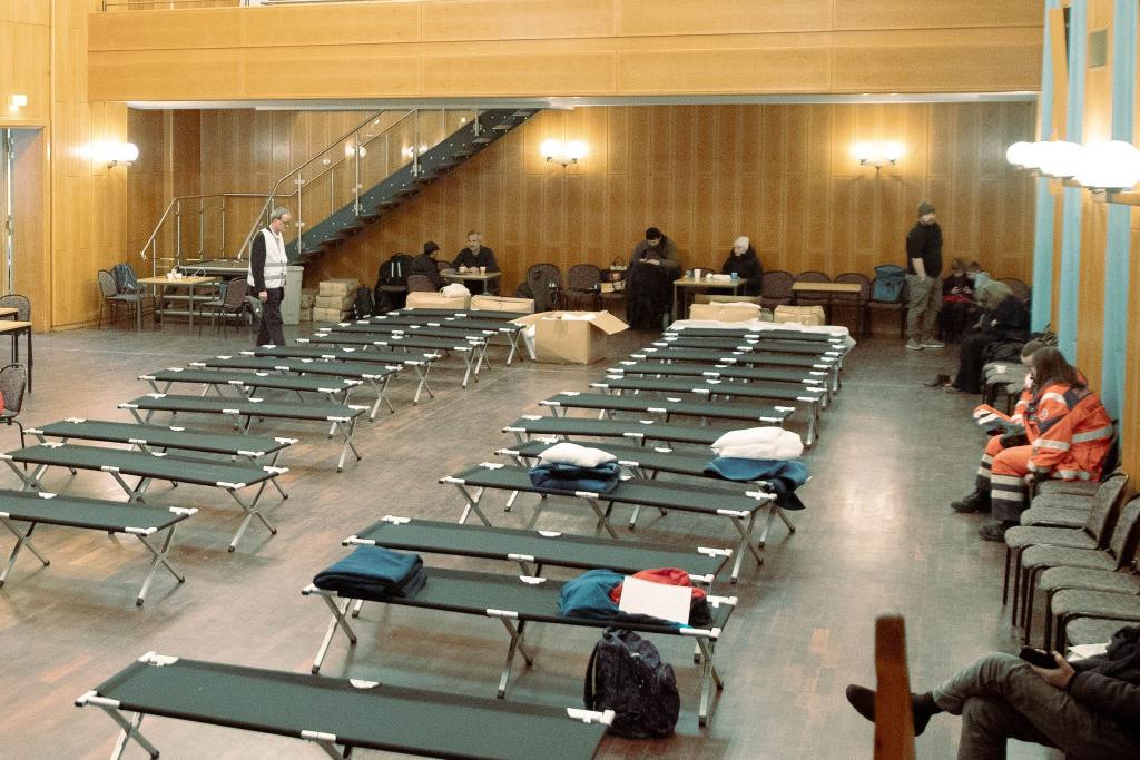 Noch sind die rund 25 Betten im Bürgersaal Zehlendorf für die Nacht nicht in Beschlag genommen. - Foto: Carsten Koall/dpa