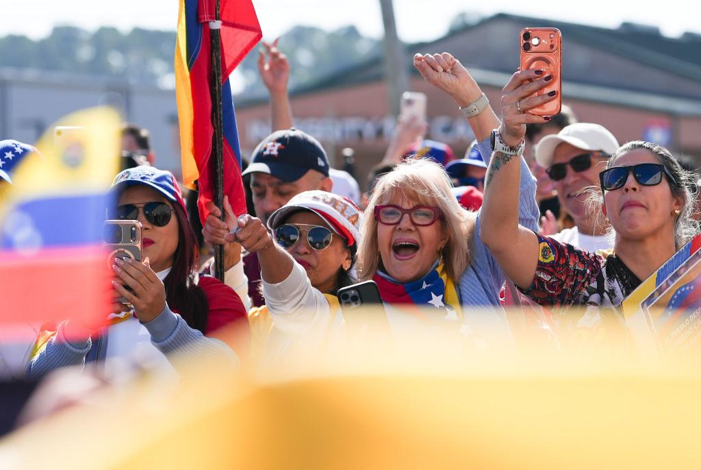 Menschen feiern in Texas die Absetzung des venezolanischen Präsidenten Nicolás Maduro. - Foto: Elizabeth Conley/Houston Chronicle/dpa