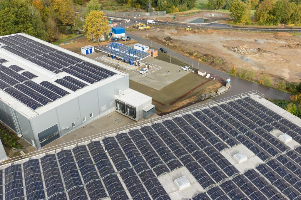 Ein Solarpark in Sachsen, der dem Laden von Elektroautos dient. (Archivbild) - Foto: Sebastian Kahnert/dpa