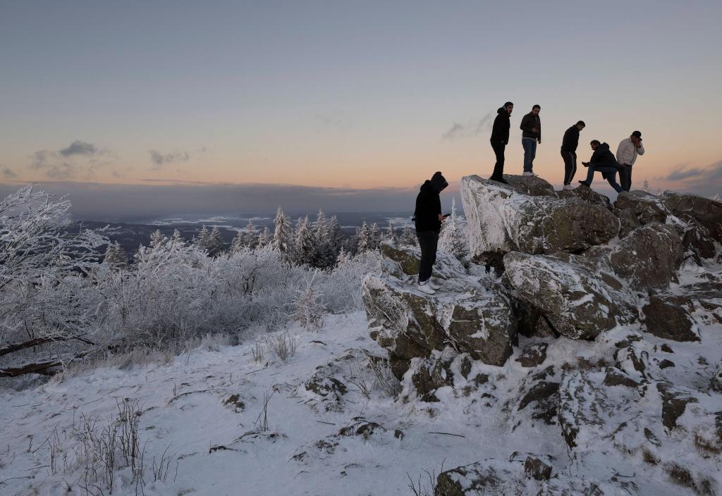 Erst ab Mitte der Woche soll es in Deutschland wieder etwas wärmer werden. - Foto: Boris Roessler/dpa