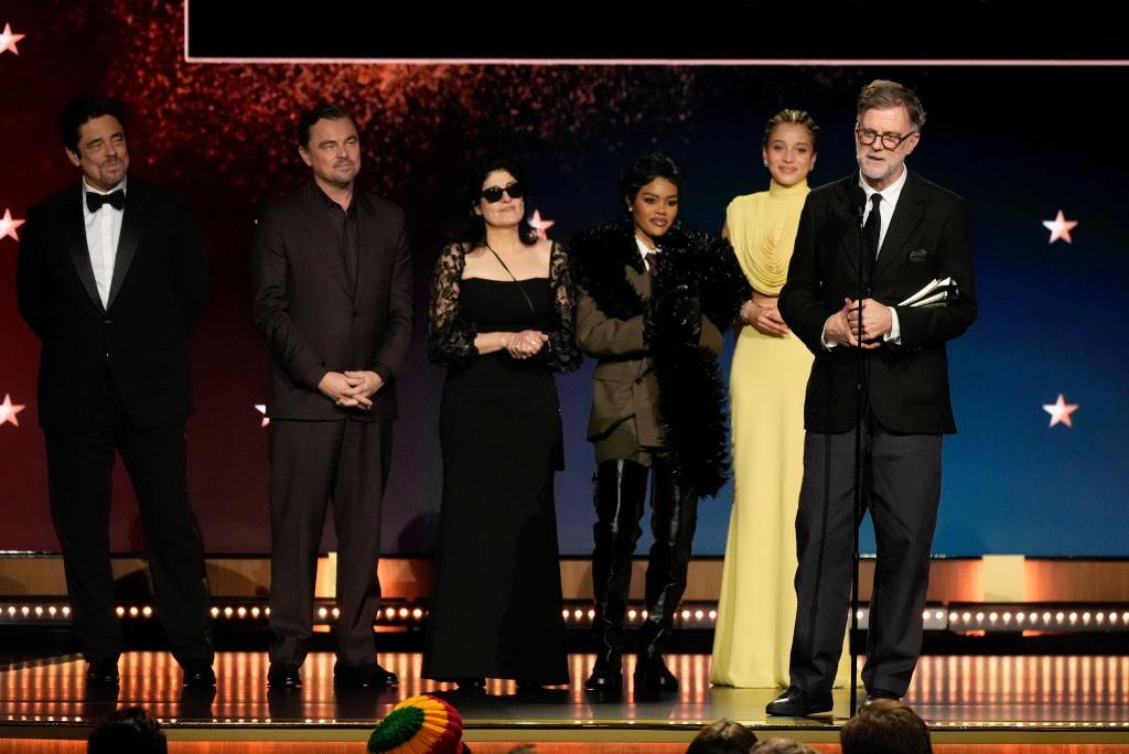Sie sind die Abräumer bei den diesjährigen Critics Choice Awards: Das Team vom Film «One Battle After Another». - Foto: Chris Pizzello/Invision/AP/dpa