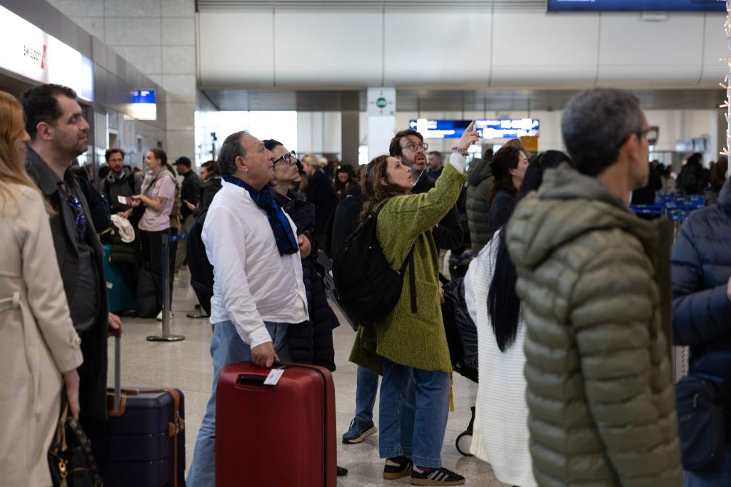 Luftraum geschlossen: Strapazen für die Fluggäste am Athener Flughafen. - Foto: Yorgos Karahalis/AP/dpa