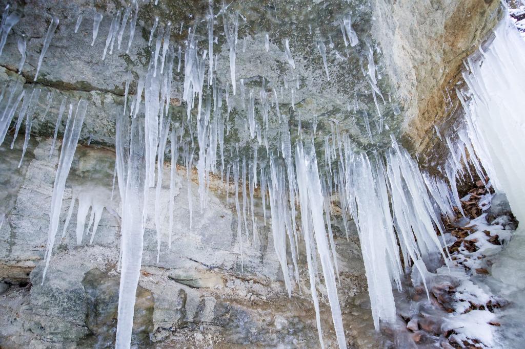 Ein herabfallender Eiszapfen trifft in Oberbayern einen Jungen. (Symbolbild) - Foto: Daniel Karmann/dpa