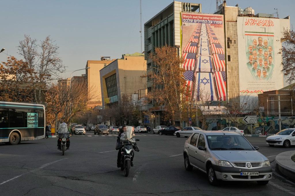 USA und Israel als Feindbild: Straßenszene im Iran. - Foto: Vahid Salemi/AP/dpa