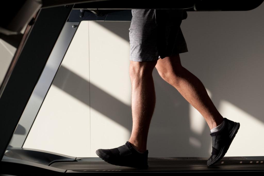 Ob es ein Fitnessgerät zu Hause gibt, ist auch eine Frage des Geldes. (Symbolbild) - Foto: Klaus-Dietmar Gabbert/dpa-tmn/dpa