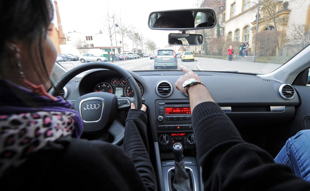 Die CSU würde den Führerschein ab 17 gerne ausweiten. Auch 16-Jährige sollen dann schon in Begleitung ein Auto fahren dürfen. (Symbolbild) - Foto: picture alliance / dpa
