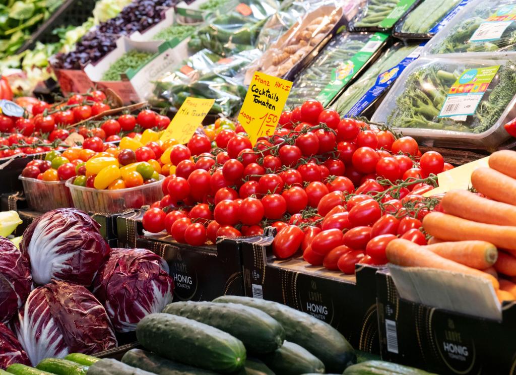 Je höher die Inflationsrate, umso geringer die Kaufkraft der Menschen: Sie können sich für einen Euro dann weniger leisten - zum Beispiel beim Lebensmitteleinkauf. - Foto: Boris Roessler/dpa