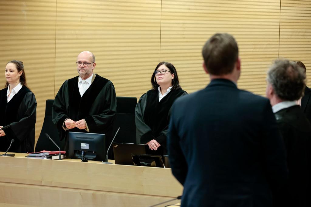 Ein Richter (vorn) trieb es vor allem während seiner Arbeitszeit zu weit ‒ und wurde dafür nun von einem Kollegen verurteilt. - Foto: David Ebener/dpa