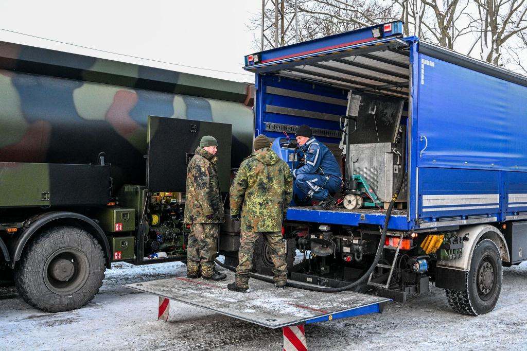Die Bundeswehr unterstützt das Technische Hilfswerk bei der Betankung mit Diesel, der für Notstromaggregate benötigt wird. - Foto: Jens Kalaene/dpa
