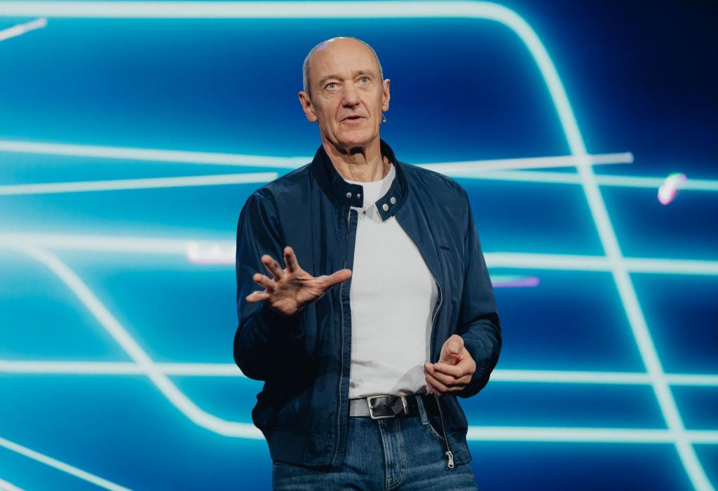 Siemens-CEO Roland Busch kündigt auf der Technikmesse CES 2026 mehrere Initiativen zum KI-Einsatz in der Industrie an. - Foto: Uncredited/Siemens/dpa